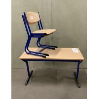 schrijftafel, afm plm 120x50x71cm + 2 stapelbare stoelen blauw